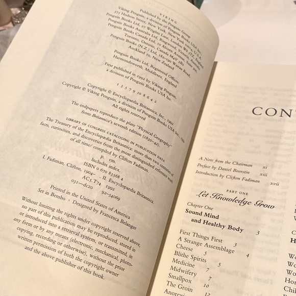 “The Treasury of the Encyclopedia Britannica,” oversized paperback - Picture 3 of 5